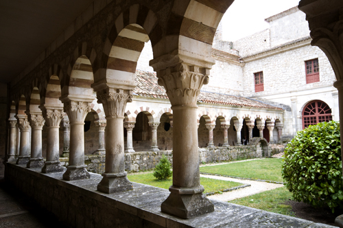 Vista de las dos galerías originales del claustro de Cardeña